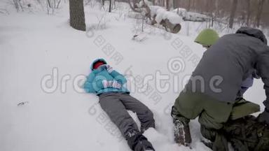 徒步旅行者在冬<strong>日</strong>的森林里打开担架，受伤的女人躺在雪地上<strong>急救</strong>